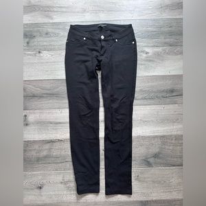 Low cut waist black jegging.
